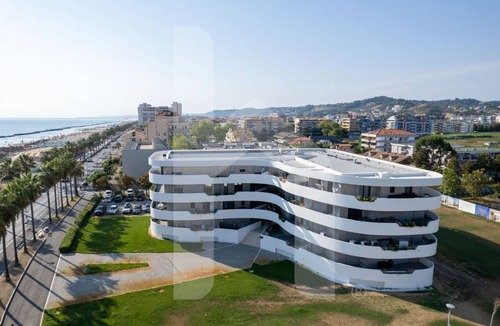 Montesilvano Apartment | WaterFront is an exclusive and refined complex in one of the most suggestive stretches of the Montesilvano seafront and a few steps from the large golden sandy beaches. The Interno 7 apartment, on the ground floor of the residence also reachable by eleva