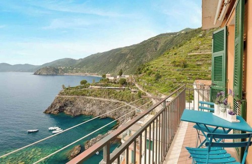Manarola Apartment | Welcome to Oltremare, a beautiful residence with a breathtaking panoramic sea view for an unforgettable stay. Perfect for a romantic getaway, a family holiday or a relaxing break, Oltremare will welcome you with its modern and refined décor, designed to