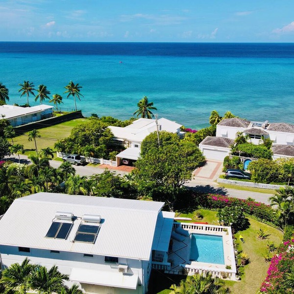 Luxury villa, pool, sleeps 8, close to the beach