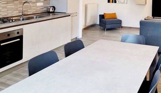 *4 double rooms *equipped kitchen, *2 smart Tv rooms *air conditioning