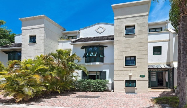 A 4 Bedroom Rental, A Short Walk To Mullins Beach - Includes Beach Club Access