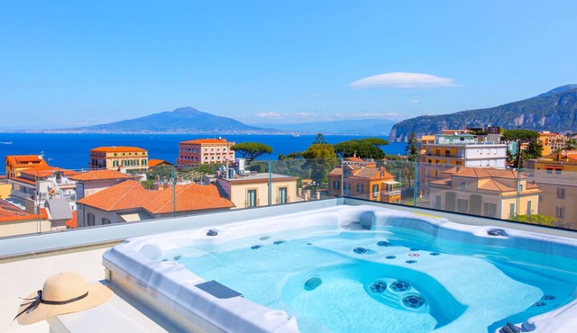 AMORE RENTALS - The Square, Luxury Penthouse with Sea View and Jacuzzi in Piazza Tasso