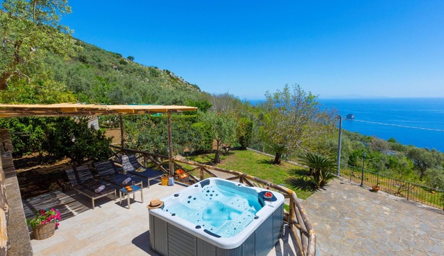 AMORE RENTALS - Villa Ambra with Jacuzzi, Garden and Sea View