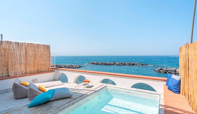 AMORE RENTALS - Villa del Sole with Sea View, Direct Sea Access, Parking and Air Conditioning
