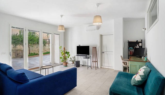 Apartment Calia with Private Garden, Wi-Fi and Air Conditioning