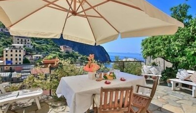 Apartment with sea view terrace, the essence of a vacation in 5 Terre in Riomaggiore