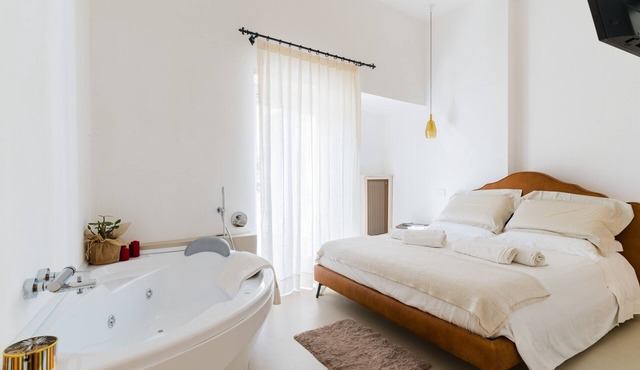 Bacchus Luxury Home Ancient Suite in Otranto: Spa Tub, Fireplace, Parking, Wi-Fi, AC in Otranto