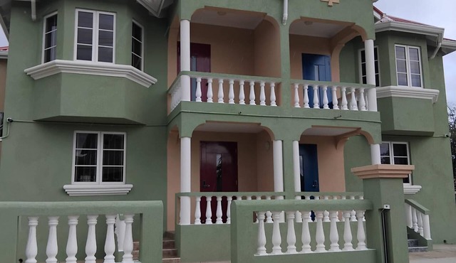 Bajan Bliss Townhouse ✈️ | 5–10 Min to Airport & Shopping. Modern and Spacious