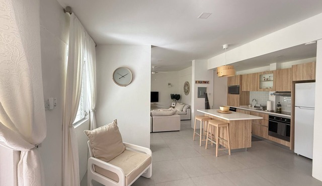 Spacious 2BDR, 2BTH Villa with Member's Only Beach Club, Holetown, Barbados