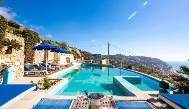 Beautiful 8 bedroom Villa overlooking the Ligurian sea in Ospedaletti