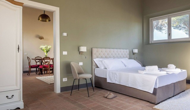Beautiful apartment in villa for 6 people with pool, WIFI and TV, close to Greve In Chianti in Badia A Passignano