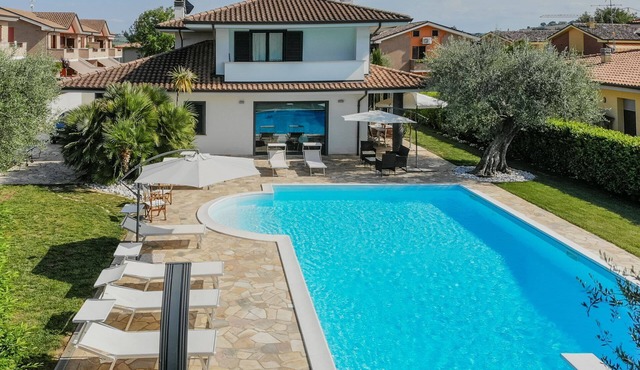Beautiful and elegant villa with pool in Trecastelli, near Senigallia, only 12 km from the sea in Trecastelli