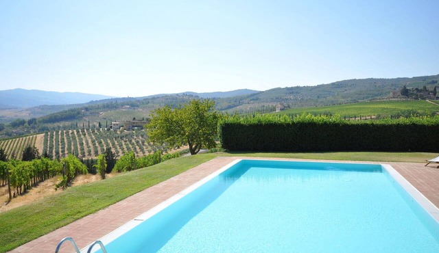 Beautiful apartment with WIFI, pool, TV, pets allowed and panoramic view, close to Greve In Chia.