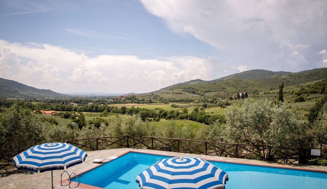 Beautiful apartment in villa with WIFI, pool, pets allowed and panoramic view, close to Cortona