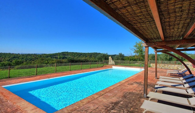 Beautiful apartment for 5 guests with A/C, pool, TV and panoramic view, close to Siena
