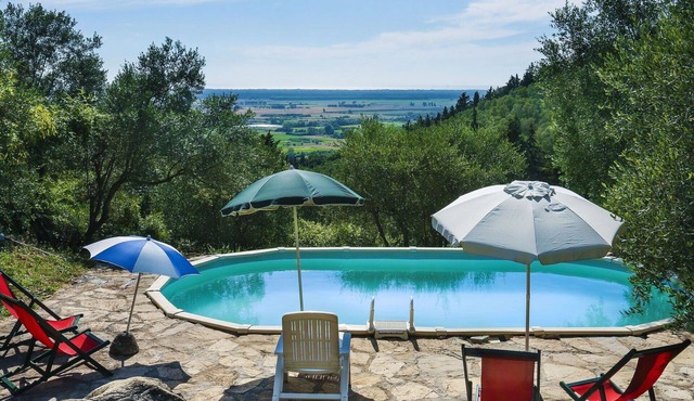 Beautiful private villa for 8 guests with private pool, TV, patio, pets allowed and parking in San Giuliano Terme
