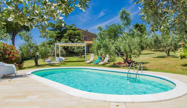 Beautiful private villa for 8 people with private pool, WIFI, TV, patio and panoramic view in Capraia E Limite