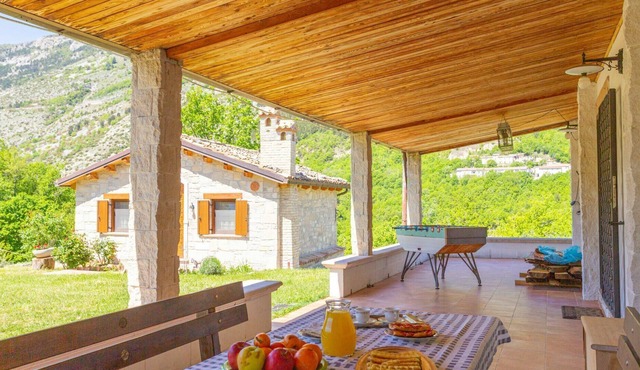Beautiful private villa for 10 people with TV, terrace, pets allowed and parking