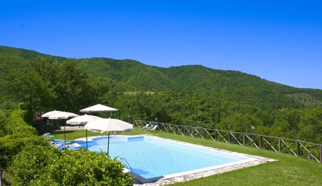 Beautiful private villa for 16 guests with WIFI, private pool, TV and pets allowed in Cortona