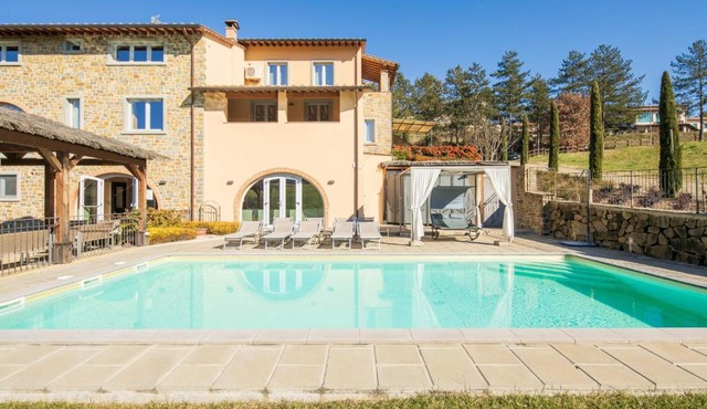 Beautiful villa with private lawn, pool and luxury SPA by VacaVilla in Poppi