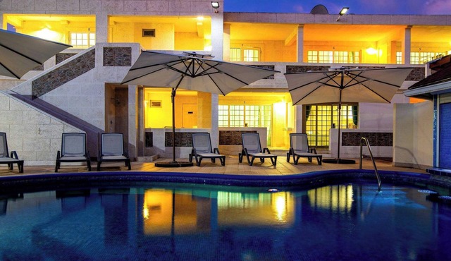 Boutique Hotel Near Dover Beach: Pool & Spa