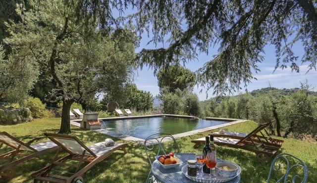 Breathtaking views, spectacular pool, spacious interiors in Lucca