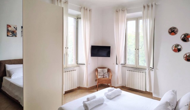 Bright apartment near downtown: Free parking & breakfast included!