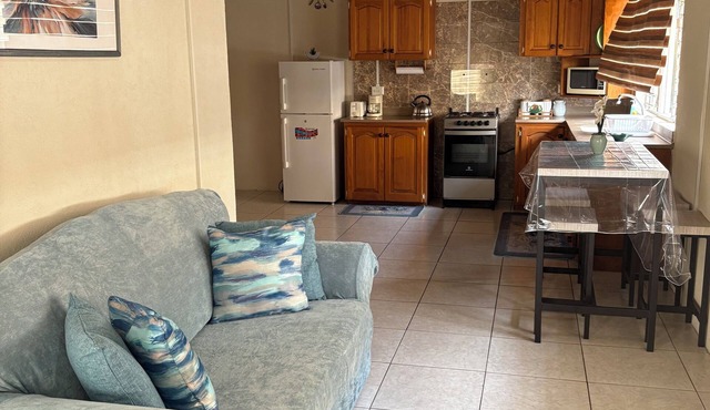 Bright & Breezy Budget Stay Near Airport & South Coast(Sleeps 3)