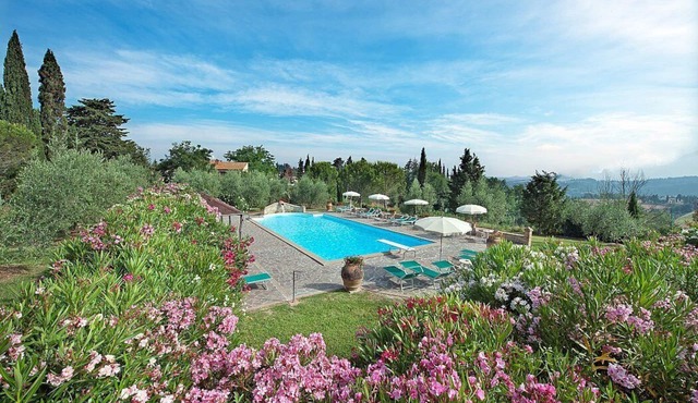 Casa Canarino C: A characteristic apartment surrounded by the greenery. in Peccioli