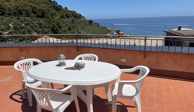 Casa Maria: terrace with a panoramic view, parking, available starting August 29 in Cervo Im