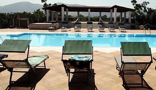 Casa Nocciola A, fully refundable with voucher*: A graceful two-story apartment surrounded by the greenery.