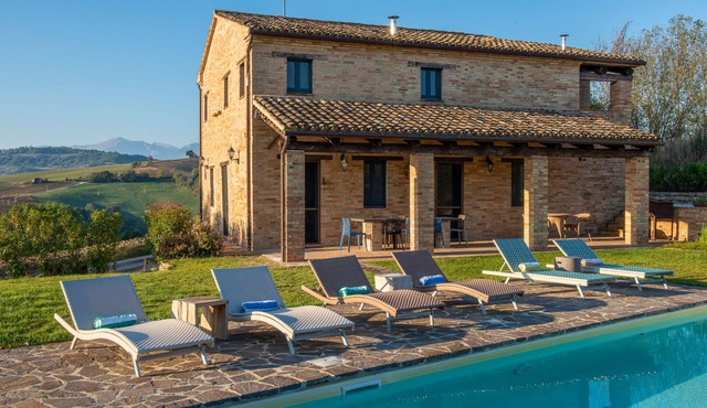 Casa Pace e Gioia - Restored farmhouse with private pool and amazing views in Tolentino