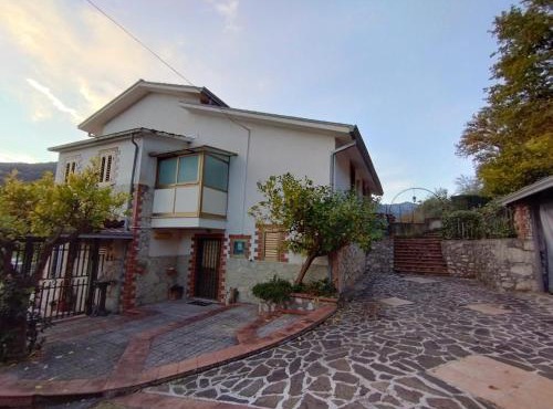 Casa Parente in Valleluce-Cese