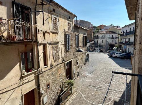 Casa Valente, Affaccio sulla Piazza Carpinone in Carpinone