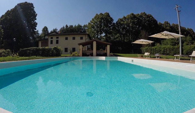 CASALE LA FATA, FLORA delightful two bedroom pool front apartment in CAMAIORE