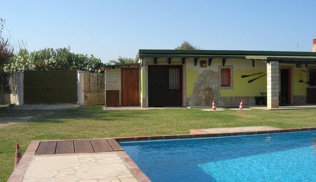Chalet with private pool with direct beach access in Avola