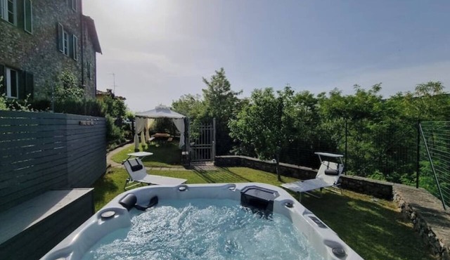 Charming Oasis in Tuscany: Historic Spaces with Private Jacuzzi in Coreglia Antelminelli