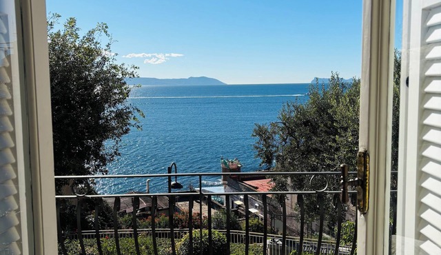 Charming Naples escape w/stunning sea views from private terrace in Napoli