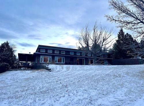 Charming, Spacious, Contemporary Mountain Retreat in Whitehall