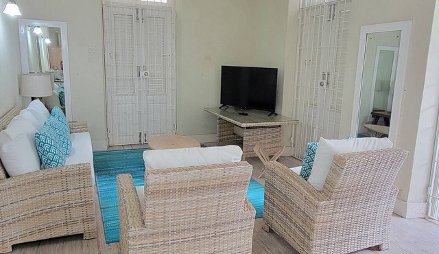 Clariston - Traditional Barbadian home 1 minute walk from beach!