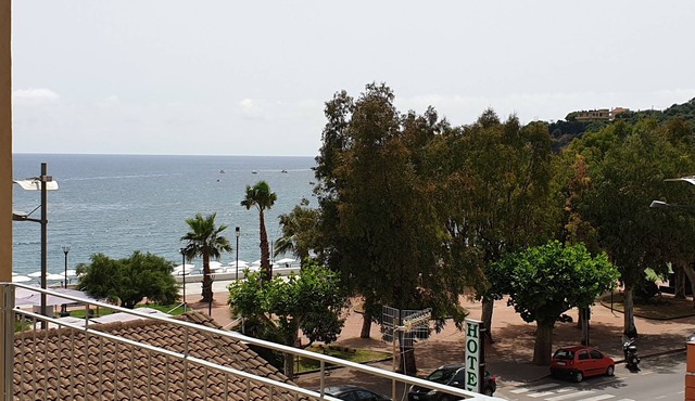 Comfortable one-bedroom apartment with kitchen and level terrace 50 meters from the sea