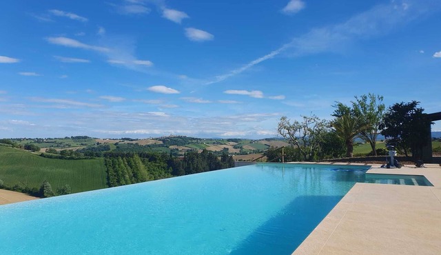 Corinaldo, La Cassetta Rossa, infinity pool and dream view in a panoramic position in Marche