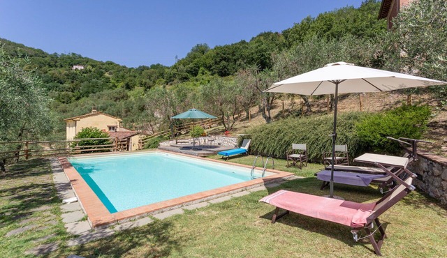 Cosy apartment in villa with WIFI, pool, TV, patio and pets allowed, close to Lucca in San Concordio Di Moriano