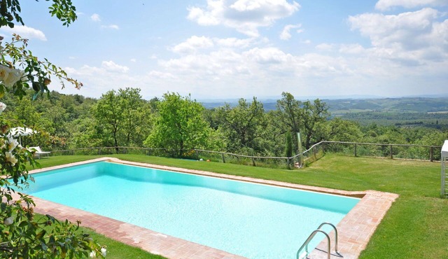 Cosy apartment for 3 people with A/C, WIFI, pool, pets allowed and panoramic view