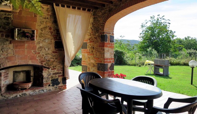 Cosy apartment for 4 guests with pool, WIFI, TV, patio and pets allowed in Massa Marittima