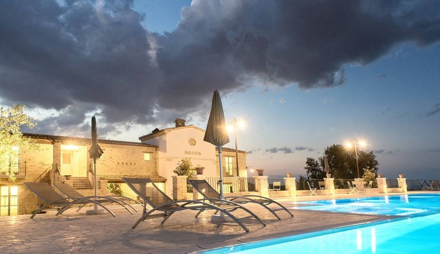 Country residence, 10 bedrooms and 10 bathrooms, salt water pool, panoramic. in Alba Adriatica