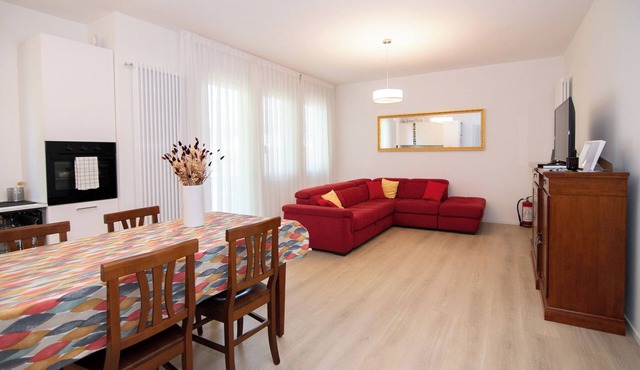 Cozy apartment located within walking distance of Beaches and Film Festival in Lido