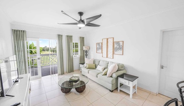 Cozy Apt, overlooks golf course w/patio & library