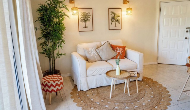 Cozy Condo Near the Coast- Garden & Pool View Fast Wi-Fi