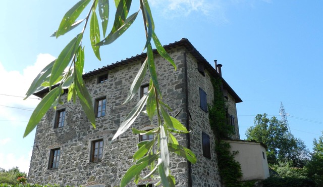 Cozy holiday house for 4 people with shared pool in Guzzano-pieve di Controne